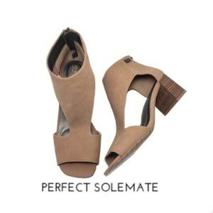 Kenneth Cole Ortholite Tan Peep Toe Zip Sandals